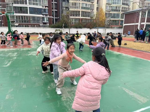 郑州管城区外国语牧歌小学：以特色体育课程绘牧歌教育1xBET下载华章(图3)